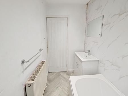 2 bedroom End of terrace house to let in Kingston Avenue, Grantham, NG31