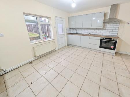 2 bedroom End of terrace house to let in Kingston Avenue, Grantham, NG31
