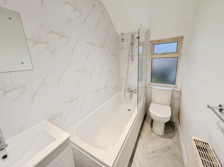 2 bedroom End of terrace house to let in Kingston Avenue, Grantham, NG31