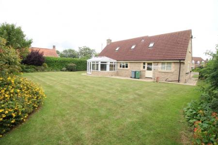 4 bedroom Detached house to let in Ellerby Mead, Swayfield, NG33