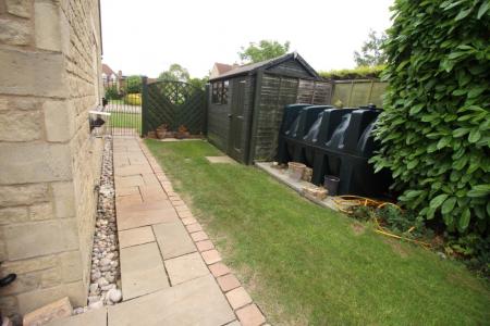 4 bedroom Detached house to let in Ellerby Mead, Swayfield, NG33