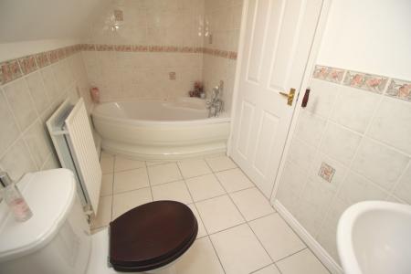 4 bedroom Detached house to let in Ellerby Mead, Swayfield, NG33