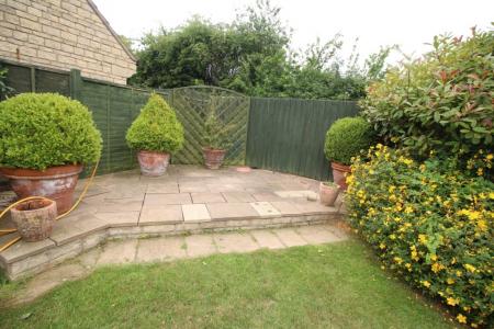 4 bedroom Detached house to let in Ellerby Mead, Swayfield, NG33