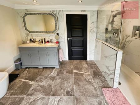 5 bedroom Detached house to let in Brickyard, Great Limber, Grimsby, DN37