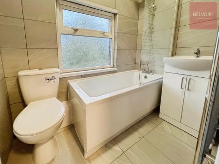 3 bedroom Semi-detached house to let in Sutcliffe Avenue, Grimsby, DN33