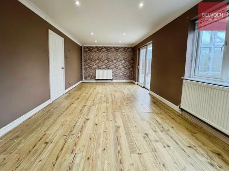 3 bedroom Semi-detached house to let in Beverley Close, Holton Le Clay, DN36