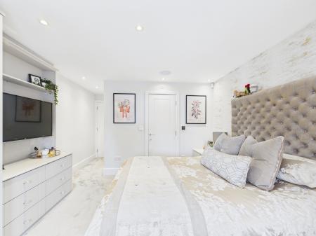 5 bedroom Detached house for sale in Bradgate Road, Hinckley, LE10