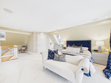 5 bedroom Detached house for sale in Bradgate Road, Hinckley, LE10