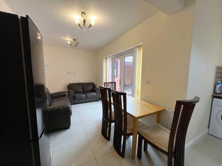 4 bedroom Semi-detached house to let in Abingdon Road, Clarendon Park, Leicester, LE2
