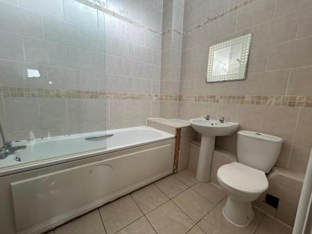 2 bedroom Flat to let in Silverton Way, Wednesfield, Wolverhampton, WV11