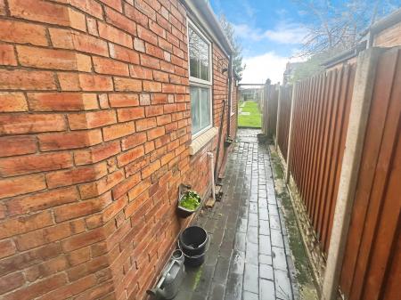 3 bedroom Terraced House to let in Station Street, Darlaston, WS10