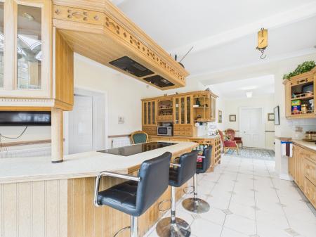 9 bedroom Semi-detached house for sale in 166 Orrell Road, Orrell, Wigan, WN5