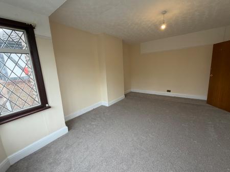 3 bedroom Detached house to let in New Bedford Road, Luton, LU3
