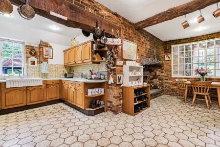 5 bedroom Detached house for sale in Cuxham Road, Watlington, OX49