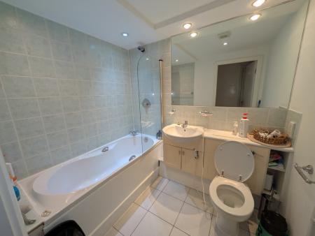 2 bedroom Flat for sale in W3, Whitworth Street West