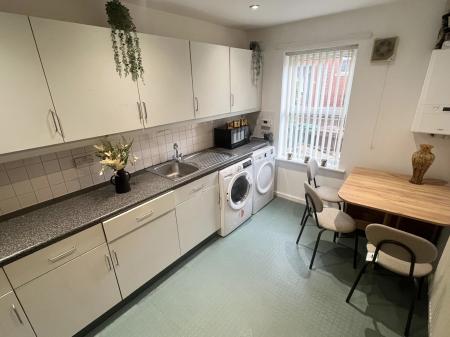 4 bedroom Town house to let in Rook Street, Hulme, Manchester, M15