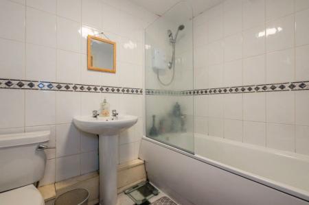 2 bedroom Flat for sale in Highclere Avenue, Salford, M7