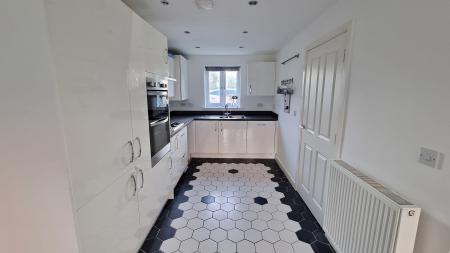 5 bedroom End of terrace house to let in Brook Street East, Wellingborough, NN8