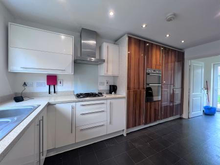 5 bedroom Detached house to let in Centurion Crescent, Newcastle-under-Lyme, ST5