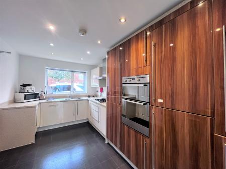 5 bedroom Detached house to let in Centurion Crescent, Newcastle-under-Lyme, ST5