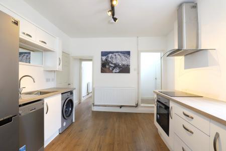 4 bedroom End of terrace house to let in Shaw Street, Newcastle-under-Lyme, ST5