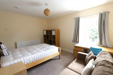 4 bedroom End of terrace house to let in Shaw Street, Newcastle-under-Lyme, ST5