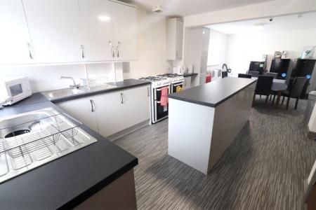 1 bedroom Flat to let in London Road, Newcastle-under-Lyme, ST5