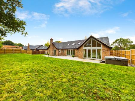 4 bedroom Detached house to let in Chequers Lane, Saham Toney, IP25