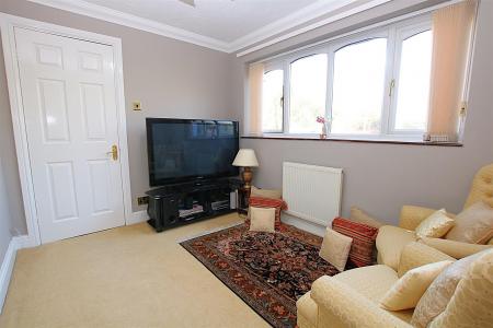 6 bedroom Detached house for sale in Reedhill, West Hunsbury