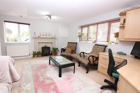 6 bedroom Detached house for sale in Reedhill, West Hunsbury