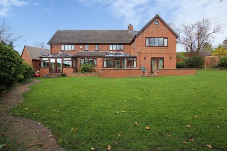 6 bedroom Detached house for sale in Reedhill, West Hunsbury