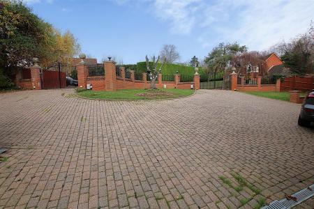 6 bedroom Detached house for sale in Reedhill, West Hunsbury