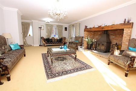 6 bedroom Detached house for sale in Reedhill, West Hunsbury