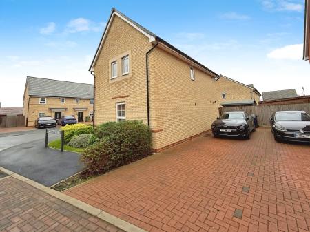 3 bedroom Detached house to let in Broadstone Drive, Hampton Water, Peterborough, PE7