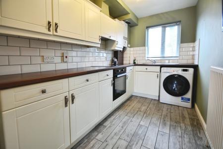 2 bedroom Flat to let in Sherwood Avenue, Woodston, Peterborough, PE2
