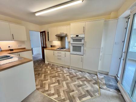 6 bedroom Detached house for sale in Mote Park, Saltash, PL12