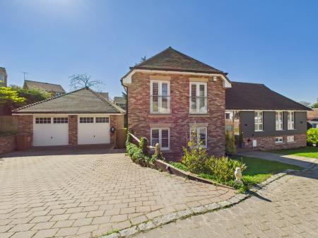 4 bedroom Detached house for sale in The Glen, Tadley, RG26