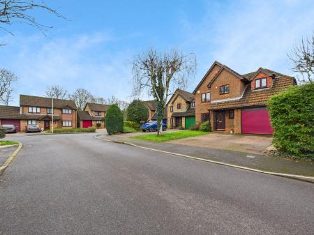 4 bedroom Detached house for sale in Woodland Drive, Bramley, RG26