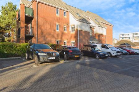 2 bedroom Flat for sale in Hiltingbury Road, Chandler's Ford, Eastleigh, SO53
