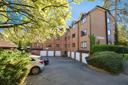 2 bedroom Flat for sale in Hursley Road, Chandler's Ford, SO53