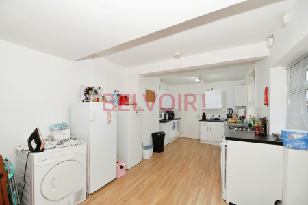 5 bedroom Semi-detached house to let in Burlington Road, Polygon, Southampton, SO15