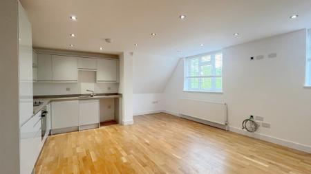 2 bedroom Flat to let in Woodmansterne Road, Coulsdon, CR5