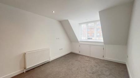 2 bedroom Flat to let in Woodmansterne Road, Coulsdon, CR5