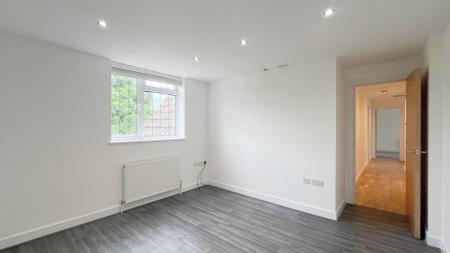 2 bedroom Flat to let in Woodmansterne Road, Coulsdon, CR5