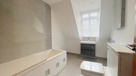 2 bedroom Flat to let in Woodmansterne Road, Coulsdon, CR5