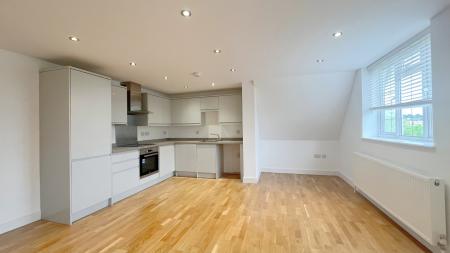 2 bedroom Flat to let in Woodmansterne Road, Coulsdon, CR5