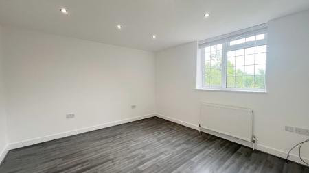 2 bedroom Flat to let in Woodmansterne Road, Coulsdon, CR5