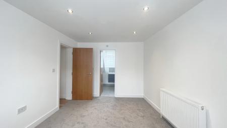 2 bedroom Flat to let in Woodmansterne Road, Coulsdon, CR5