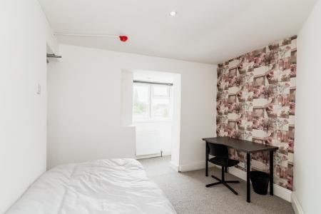 8 bedroom Semi-detached house to let in Pool Lane, Oldbury, B69