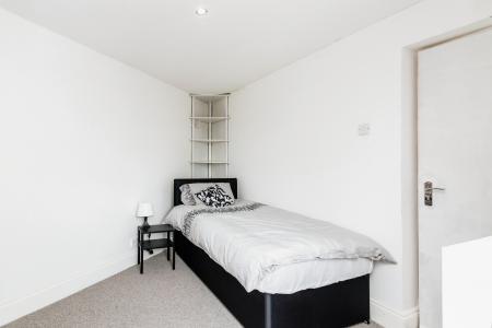 8 bedroom Semi-detached house to let in Pool Lane, Oldbury, B69